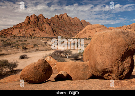 Landschaft mit Felsen rund um den Granit Berg Spitzkoppe, Namibia, Afrika Stockfoto
