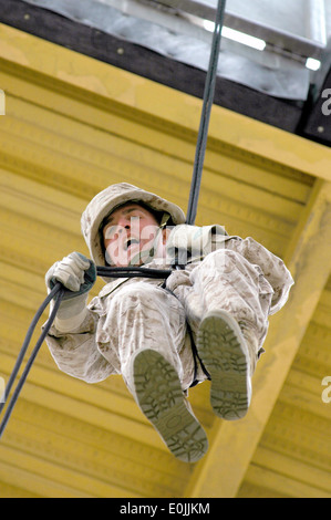 Nickolas Mandich zu rekrutieren, platoon 2171, schnelle Seile durch Abseilen-Plattform als Teil des Studiengangs Vertrauen. Der schnelle rop Stockfoto