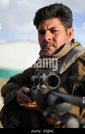 Eine afghanische Commando, Sniper, vom 2. Commando Kandak steht durch einen Hubschrauber-Landeplatz in Gardez warten auf Transport zum co Stockfoto