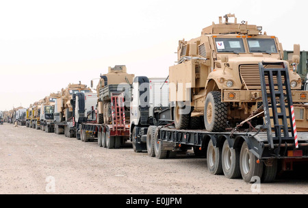 Ein Konvoi von Fahrzeugen Mine Resistant Ambush Protected ist in eine Staging-Bereich und bereit zur Abfahrt auf Kontingenz Oper aufgereiht Stockfoto