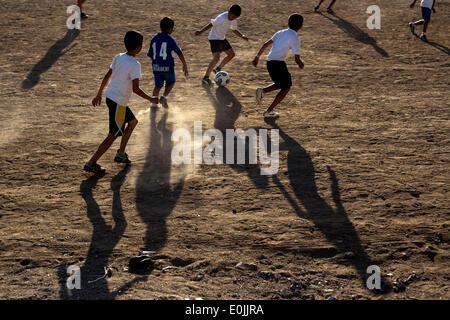 Tijuana. 13. Mai 2014. Bild aufgenommen am 13. Mai 2014 zeigt Spieler Aldama Fußball Team Zug auf einem Feld ohne Rasen unter der Regie von Trainer Oscar Fregoso in der Stadt Tijuana, nordwestlich von Mexiko. Seit 2002 wurde der Trainer, den Oscar Fregoso beauftragt, Kinder und Jugendliche in Mariano Matamoros und El Pipila Neighboorhood Fußball spielen und arbeitete auch für, den Boden in Bereichen, wo die Leute Fußball üben können. © Guillermo Arias/Xinhua/Alamy Live-Nachrichten Stockfoto