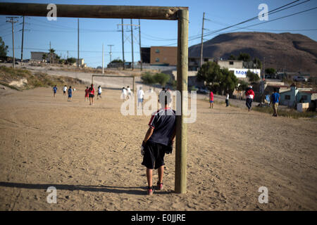 Tijuana. 13. Mai 2014. Bild aufgenommen am 13. Mai 2014 zeigt Spieler Aldama Fußball Team Zug auf einem Feld ohne Rasen unter der Regie von Trainer Oscar Fregoso in der Stadt Tijuana, nordwestlich von Mexiko. Seit 2002 wurde der Trainer, den Oscar Fregoso beauftragt, Kinder und Jugendliche in Mariano Matamoros und El Pipila Neighboorhood Fußball spielen und arbeitete auch für, den Boden in Bereichen, wo die Leute Fußball üben können. © Guillermo Arias/Xinhua/Alamy Live-Nachrichten Stockfoto