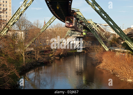 Wuppertaler Schwebebahn und Wupper Fluß in Wuppertal, Nordrhein-Westfalen, Deutschland, Europa Stockfoto