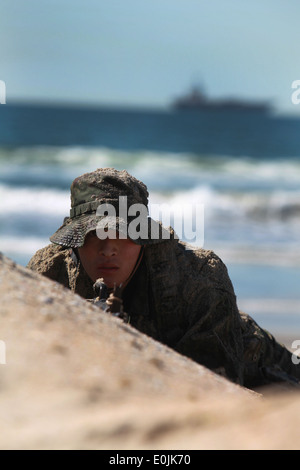 CORONADO, Kalifornien--Ein Scout Schwimmer mit der japanischen Boden selbst Defense Force westlichen Armee Infanterie-Einheit, simuliert sichern Stockfoto