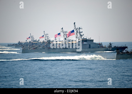 Die Küstenpatrouille Schiff USS Thunderbolt (PC 12) Transite neben anderen PCs während des Trainings eine Bildung. US-Küstenpatrouille s Stockfoto