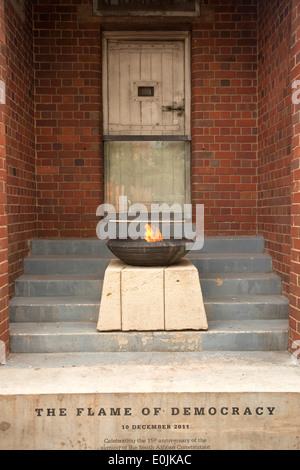Die Flamme der Demokratie die Constitutional Court of South Africa auf Constitution Hill in Johannesburg, Gauteng, Südafrika Stockfoto