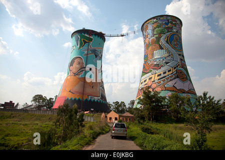 Die bunt bemalten Kühltürme des Kraftwerks Orlando, Soweto, Johannesburg, Gauteng, Südafrika, Afrika Stockfoto