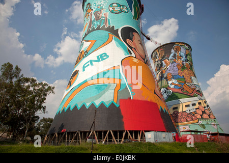 Die bunt bemalten Kühltürme des Kraftwerks Orlando, Soweto, Johannesburg, Gauteng, Südafrika, Afrika Stockfoto