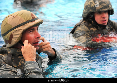 Lieutenant Colonel Ronald Pieri Dones seinen Helm während des Kampfes Meerwasser überleben Trainings, April 25. Die Zugabe eines Helms, flack Stockfoto