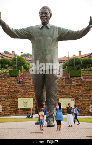 Riesige Nelson Mandela Statue vor den Union Buildings Regierung Gebäuden, Pretoria, Gauteng, Südafrika, Afrika Stockfoto