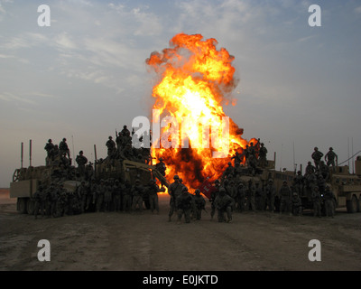 Eine Mini-Pilz-Wolke wabert hinter Armee Ingenieure von E Company, 1. Bataillon, 77th Armor Regiment 'Steel Tiger' und Explo Stockfoto