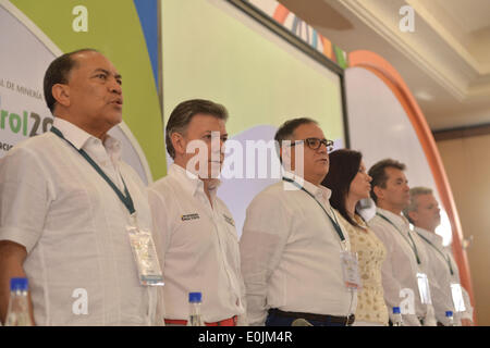 Cartagena, Kolumbien. 14. Mai 2014. Foto bereitgestellt von Kolumbiens Präsidentschaft zeigt kolumbianische Präsident Juan Manuel Santos (2 L) Teilnahme an der 10. internationalen Bergbau und Erdöl-Kongress, in Cartagena de Indias, Kolumbien, am 14. Mai 2014. © Cesar Carrion/Colombia Präsidentschaft/Xinhua/Alamy Live-Nachrichten Stockfoto