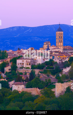 Kirche San Esteban, Segovia, Kirche San Esteban bei Sonnenuntergang, Kastilien-León, Spanien Stockfoto