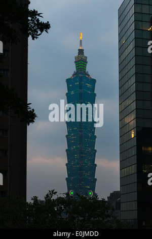 Nachtansicht des Taipei 101, Tawan Stockfoto