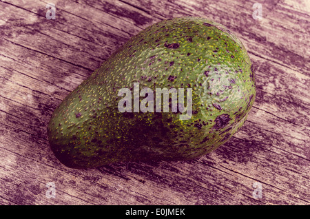 Avocatto auf Holz Hintergrundfarbe getönt Stockfoto