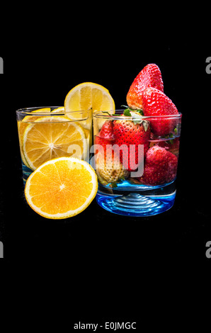 Orangen und Erdbeeren auf ein Glas Stockfoto