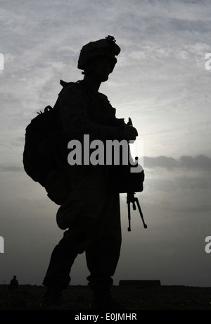 Ein Marines mit Charlie Kompanie, 1. Bataillon, 6. Marine Regiment, scannt den Horizont während einer Patrouille durch das Shorshurak re Stockfoto
