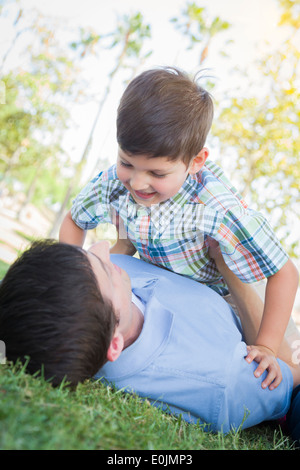 Gemischte Rennen-Vater und Sohn zusammen im Park zu spielen. Stockfoto