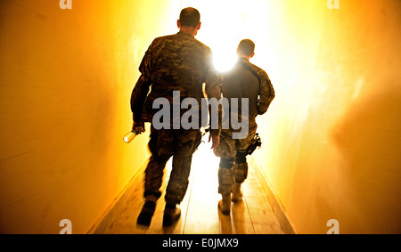 Oberstleutnant Adrian Donahoe, Unterstützung im Sicherheitsbereich Force Team #1 Kommandeur, und Master Sgt. Anthony Wyatt, SFA-Teamleiter, zu Fuß zu einem Stockfoto