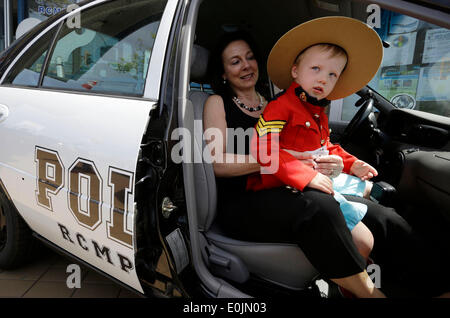 Vancouver, Kanada. 14. Mai 2014. Ein Kind versucht eine Fahrt auf einem Polizei-Fahrzeug während der Open House-Veranstaltung in einem Polizei-Büro in Surrey Vancouver, Kanada, 14. Mai 2014. In der Feier der nationalen Polizei Woche, Surrey Polizei Host Open House Veranstaltung in verschiedenen Bezirksämter. Die Veranstaltung präsentiert verschiedenen Polizei-Fahrzeuge und Ausrüstungen daher zur Sensibilisierung von Gemeinschaft und Beziehungen mit der Gemeinschaft zu stärken. Bildnachweis: Liang Sen/Xinhua/Alamy Live-Nachrichten Stockfoto