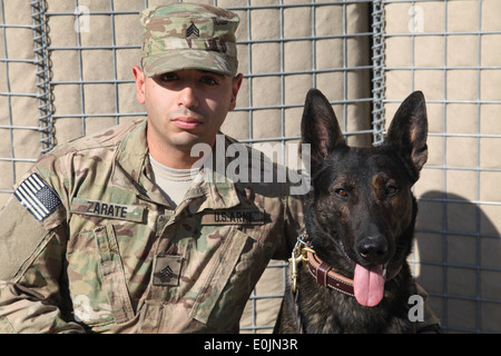 US Armee Sgt. Armando Zarate, 97. Militärpolizei Bataillon stellt mit seinem k-9 Staff Sgt "Santa" auf Forward Operating Base G Stockfoto