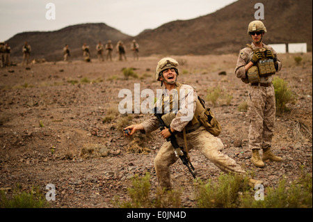 Ein US-Marine mit der 13. Marine Expeditionary Unit (MEU), Battalion Landing Team, Alpha Company 1/4, wirft eine Ausbildung grena Stockfoto