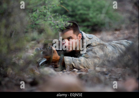 US Army 1st Lt. Zachary Bailey, 1. Bataillon 161. Feldartillerie, Kansas Army National Guard, legt suppressive Feuer d Stockfoto