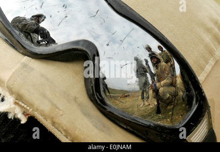 Ein irakischer Soldat Brille fangen die Reflexion der US Army Staff Sgt Kevin Murphy, links, wie er irakische Soldaten 2 weist Stockfoto