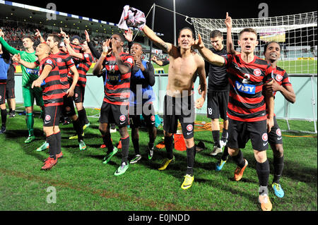 Sydney, Australien. 14. Mai 2014. Die Wanderer feiern Prgogressing an der AFC Champions League-Viertelfinale nach dem Spiel zwischen Western Sydney Wanderers FC und Sanfrecce Hiroshima FC von Japan aus dem Pirtek Stadion, Parramatta. Die Wanderers gewann 2-0 und Fortschritt auf die Auswärtstor-Regel. Bildnachweis: Aktion Plus Sport/Alamy Live-Nachrichten Stockfoto