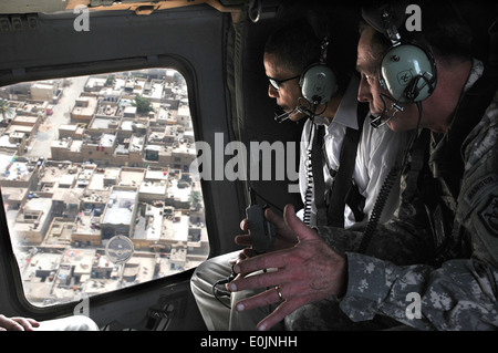 General David H. Petraeus erklärt Sicherheitsverbesserungen in Sadr City gleichzeitig ein Rundflug über Bagdad Montag zu Senator des Bara Stockfoto