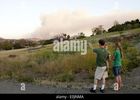 Vista, Kalifornien, USA. 14. Mai 2014. Foto von J. Kat Foto/www.jkatphoto.com/A Angelboot beobachtet, wie Feuer brennen auf dem Hügel von der Stadt von Vista, Kalifornien am 14. Mai 2014 gesehen. Cocos-Feuer, Fronerly, bekannt als die Washingtonia Feuer hat bereits mehr als 450 Hektar in das Dorf Laufwerk, Twin Oaks Road-Bereich von der North San Diego County San Marcos verbrannt. Bildnachweis: ZUMA Wire/ZUMAPRESS.com/Alamy Live-Nachrichten Stockfoto