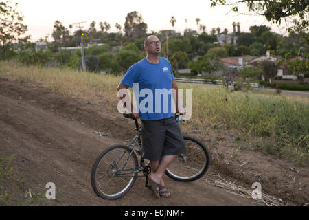 Vista, Kalifornien, USA. 14. Mai 2014. Foto von J. Kat Foto/www.jkatphoto.com/Vista resident Esan Johnson Uhren das Feuer auf dem Hügel am 14. Mai 2014 zu verbrennen. Cocos-Feuer, Fronerly, bekannt als die Washingtonia Feuer hat bereits mehr als 450 Hektar in das Dorf Laufwerk, Twin Oaks Road-Bereich von der North San Diego County San Marcos verbrannt. Bildnachweis: ZUMA Wire/ZUMAPRESS.com/Alamy Live-Nachrichten Stockfoto