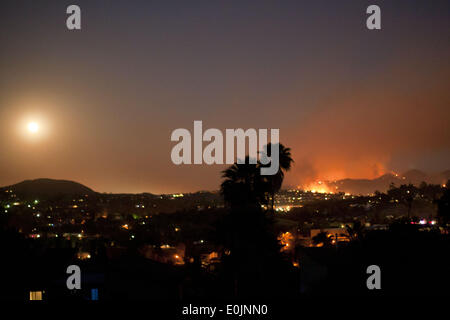 Vista, Kalifornien, USA. 14. Mai 2014. Foto von J. Kat Foto/www.jkatphoto.com/Fires Brennen auf dem Hügel von der Stadt von Vista, Kalifornien zu sehen, wie der Vollmond am 14. Mai 2014 steigt. Cocos-Feuer, Fronerly, bekannt als die Washingtonia Feuer hat bereits mehr als 450 Hektar in das Dorf Laufwerk, Twin Oaks Road-Bereich von der North San Diego County San Marcos verbrannt. Bildnachweis: ZUMA Wire/ZUMAPRESS.com/Alamy Live-Nachrichten Stockfoto