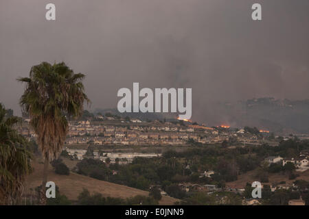 Vista, Kalifornien, USA. 14. Mai 2014. Foto von J. Kat Foto/www.jkatphoto.com/Fires Brennen auf dem Hügel von der Stadt von Vista, Kalifornien zu sehen, wie der Vollmond am 14. Mai 2014 steigt. Cocos-Feuer, Fronerly, bekannt als die Washingtonia Feuer hat bereits mehr als 450 Hektar in das Dorf Laufwerk, Twin Oaks Road-Bereich von der North San Diego County San Marcos verbrannt. Bildnachweis: ZUMA Wire/ZUMAPRESS.com/Alamy Live-Nachrichten Stockfoto