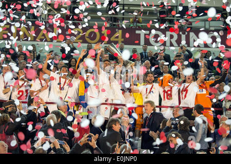 Turin, Italien. 14. Mai 2014. Sevilla-Team Gruppe Fußball: Sevilla Spieler feiern mit der Trophäe nach dem Gewinn der UEFA Europa League Finale Match zwischen Sevilla FC 0(4-2) 0 SL Benfica im Juventus Stadium in Turin, Italien. © Maurizio Borsari/AFLO/Alamy Live-Nachrichten Stockfoto
