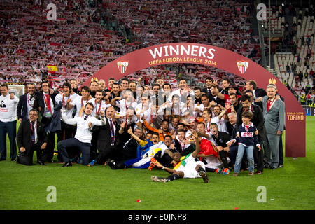 Turin, Italien. 14. Mai 2014. Sevilla-Team Gruppe Fußball: Sevilla Spieler feiern mit der Trophäe nach dem Gewinn der UEFA Europa League Finale Match zwischen Sevilla FC 0(4-2) 0 SL Benfica im Juventus Stadium in Turin, Italien. © Maurizio Borsari/AFLO/Alamy Live-Nachrichten Stockfoto