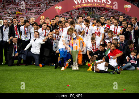 Turin, Italien. 14. Mai 2014. Sevilla-Team Gruppe Fußball: Sevilla Spieler feiern mit der Trophäe nach dem Gewinn der UEFA Europa League Finale Match zwischen Sevilla FC 0(4-2) 0 SL Benfica im Juventus Stadium in Turin, Italien. © Maurizio Borsari/AFLO/Alamy Live-Nachrichten Stockfoto