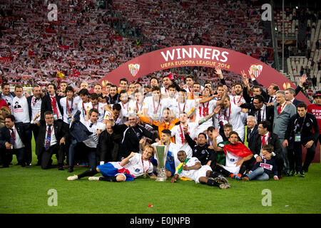 Turin, Italien. 14. Mai 2014. Sevilla-Team Gruppe Fußball: Sevilla Spieler feiern mit der Trophäe nach dem Gewinn der UEFA Europa League Finale Match zwischen Sevilla FC 0(4-2) 0 SL Benfica im Juventus Stadium in Turin, Italien. © Maurizio Borsari/AFLO/Alamy Live-Nachrichten Stockfoto