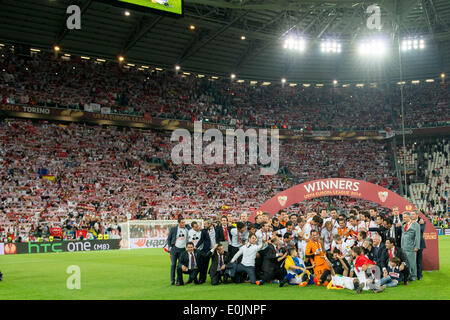 Turin, Italien. 14. Mai 2014. Sevilla-Team Gruppe Fußball: Sevilla Spieler feiern mit der Trophäe nach dem Gewinn der UEFA Europa League Finale Match zwischen Sevilla FC 0(4-2) 0 SL Benfica im Juventus Stadium in Turin, Italien. © Maurizio Borsari/AFLO/Alamy Live-Nachrichten Stockfoto