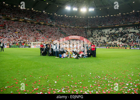 Turin, Italien. 14. Mai 2014. Sevilla-Team Gruppe Fußball: Sevilla Spieler feiern mit der Trophäe nach dem Gewinn der UEFA Europa League Finale Match zwischen Sevilla FC 0(4-2) 0 SL Benfica im Juventus Stadium in Turin, Italien. © Maurizio Borsari/AFLO/Alamy Live-Nachrichten Stockfoto