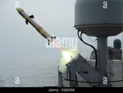 140320-N-LO156-017 arabischen Golf (20. März 2014) - Küsten Patrouillenschiff USS Taifun (PC-5) startet eine MK-60 von Oberfläche zu Oberfläche Stockfoto