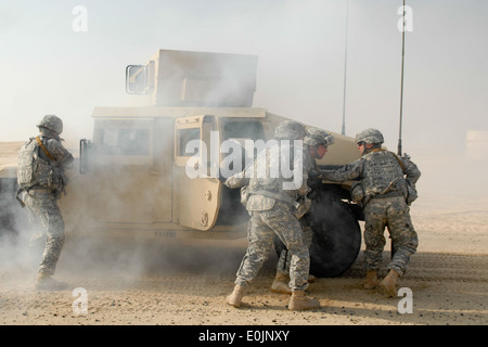 Soldaten mit persönlichen Sicherheitsabteilung, Headquarters und Headquarters Troop, 3. beraten und unterstützen Brigade, 1. Kavallerie-Division Stockfoto