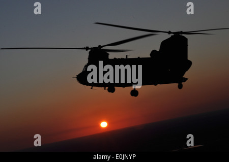 Soldaten mit der 36. Combat Aviation Brigade leiten Flugbetrieb über Dallas und Tarrant County auf dem Weg zu einer ceremon Stockfoto