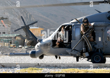 Provinz KUNAR, Afghanistan – US Air Force UH-60 Blackhawk Pararescue Hubschrauber von der 83. Expeditionary Rettung betrieben Stockfoto