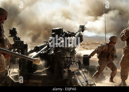 Marines mit Batterie N, 5. Bataillon, 14. Marineregiment Feuer eine Haubitze M777 A2 während eine Reihe von integrierten Brand ausfindig Stockfoto