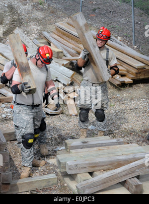 Soldaten aus dem 887th Ingenieur-Bataillon, aus Augusta, Georgia, sammeln Holz, Praxis arbeitet mit handheld Elektrowerkzeugen auf eine Stockfoto