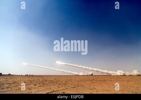 Zwei M142 hohe Mobilität Rakete Artilleriesysteme, 41st Fires Brigade, Fort Hood, Texas, Feuer-Raketen während ein Liv zugewiesen Stockfoto