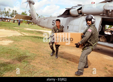 080701-N-5961C-011 BALASAN, Philippinen (1. Juli 2008) Flugbetriebsunternehmen Kriegsführung Systeme 2. Klasse Anthony Chavez, gebürtig aus Stockfoto