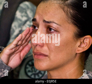 Ein Soldat Teilnahme an Sgt. Nathan Beyers und Nicholas Newby Memorial service salutiert im Gedenken an ihre gefallenen Kameraden. Stockfoto