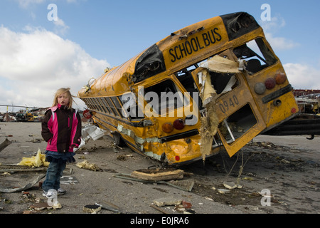 Madeline Evans aus Henryville, Indiana, geht der Parkplatz ihrer Grundschule, Samstag, 3. März 2012. Die Schule und muc Stockfoto